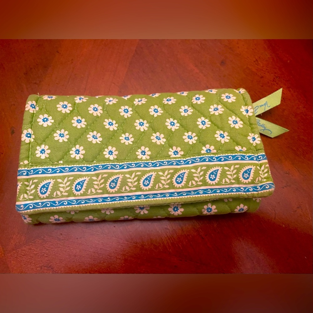 Vintage Vera Bradley Wallet, green with flowers. Circa 2000. Like new!🌸✨